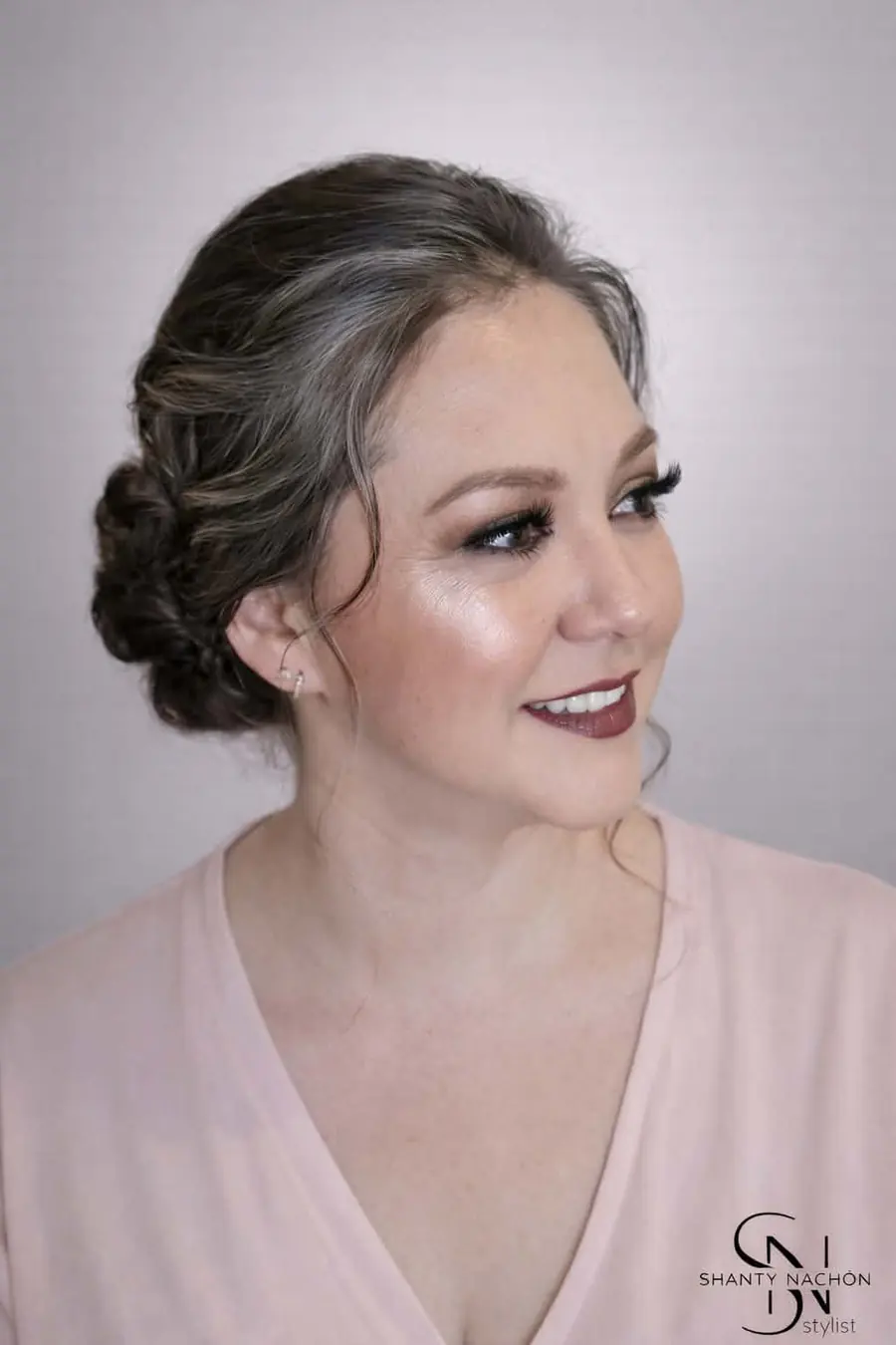 Maquillaje elegante con recogido realizado por Shanty Nachón