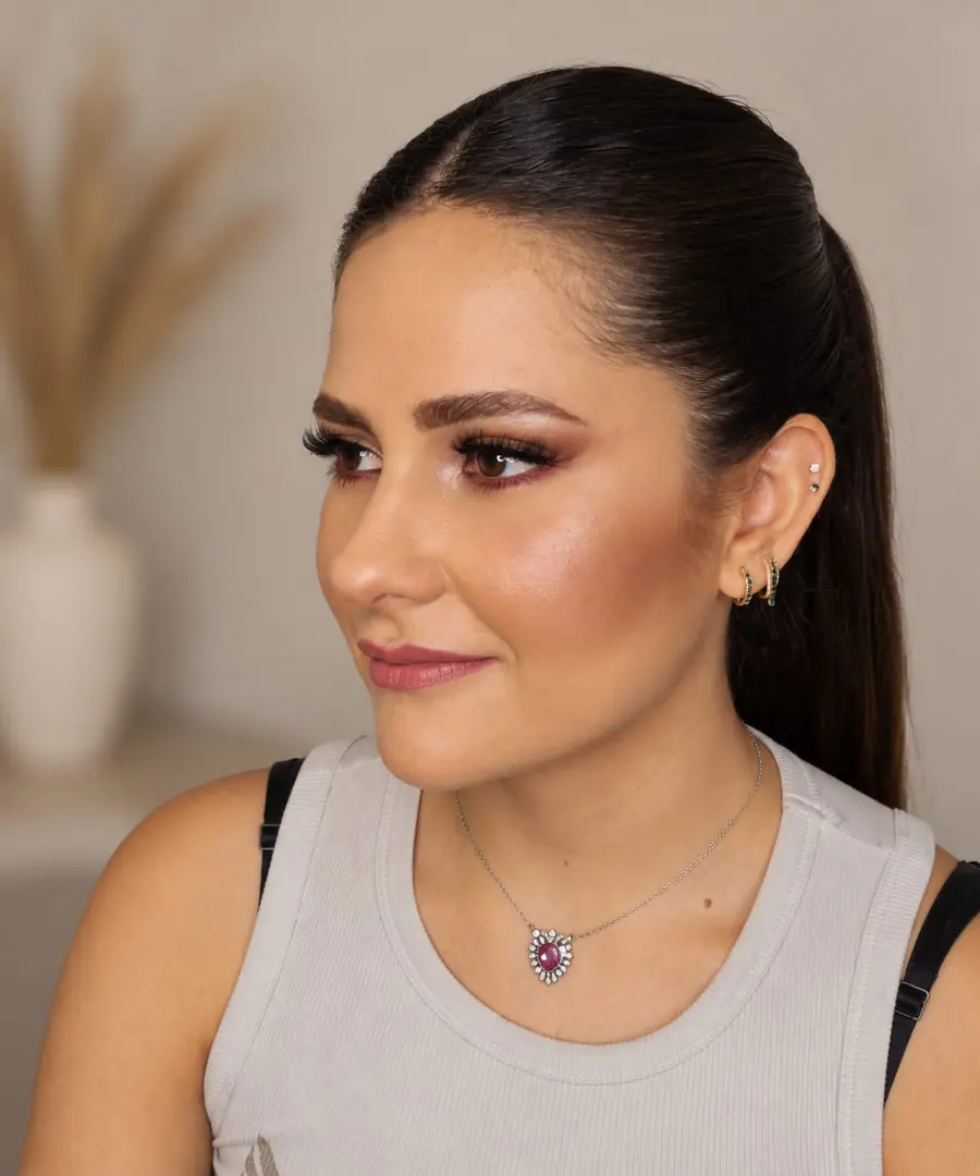 Maquillaje cálido con ojos definidos realizado por Shanty Nachón