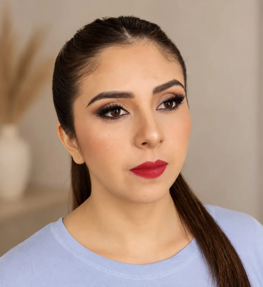 Maquillaje con labios rojos y mirada definida