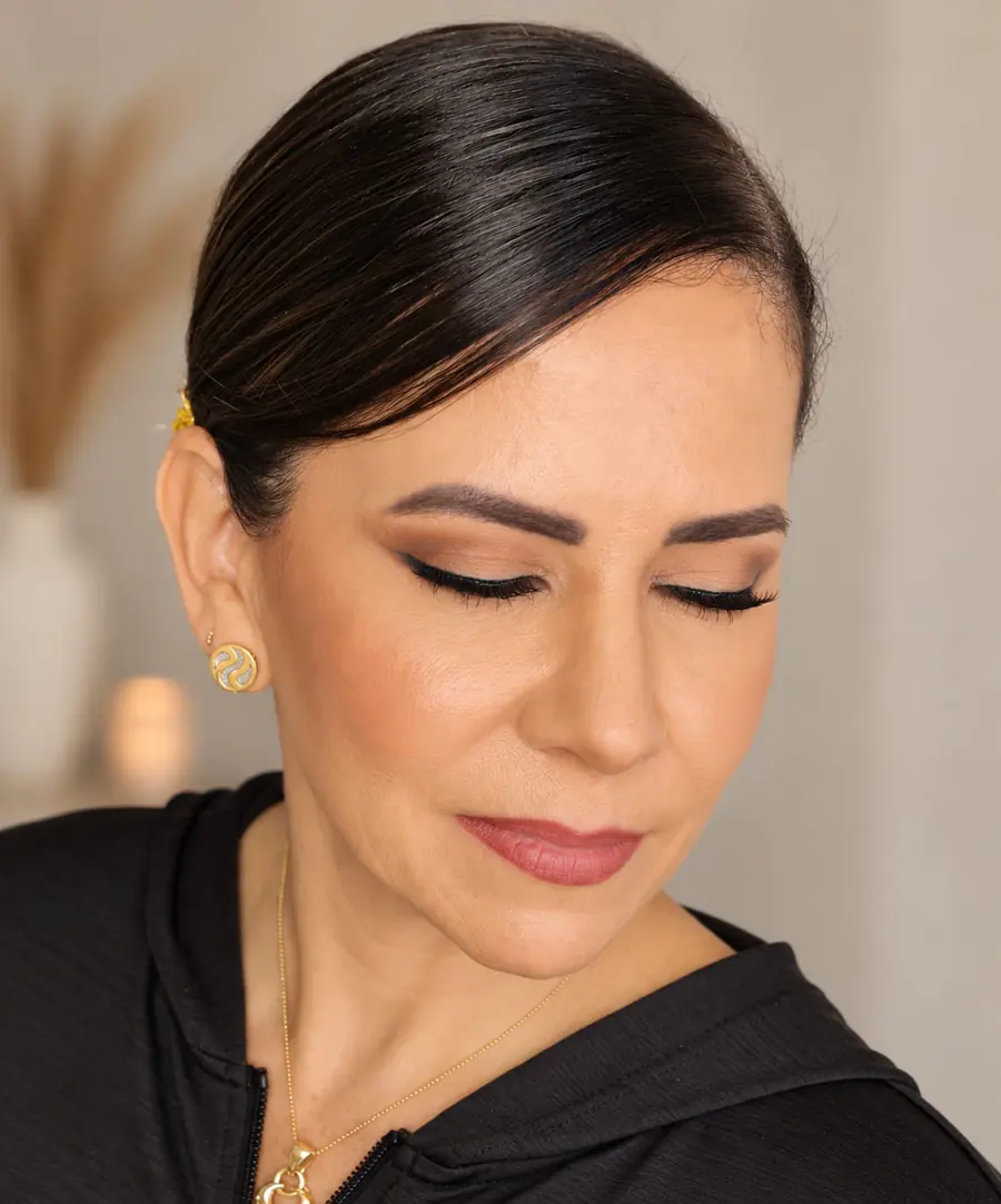 Maquillaje natural en piel madura con delineado suave