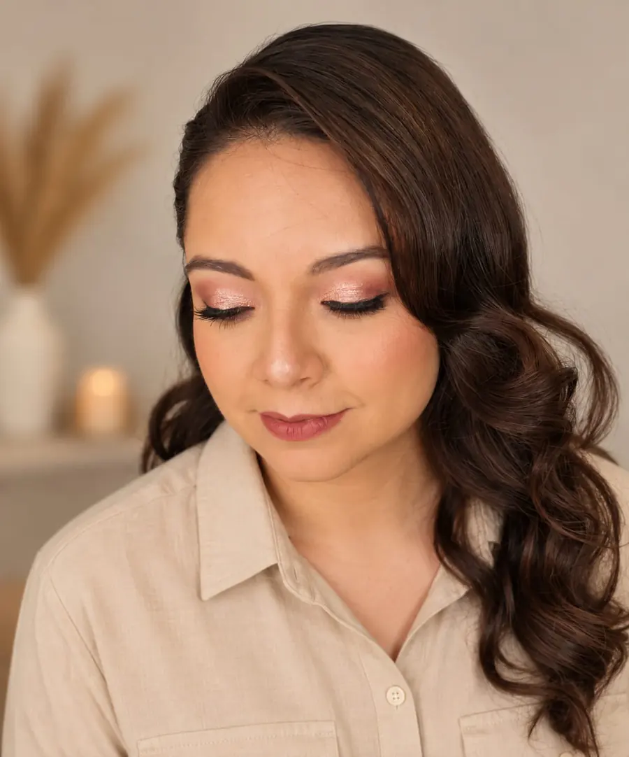 Maquillaje luminoso en tonos rosa con ondas laterales